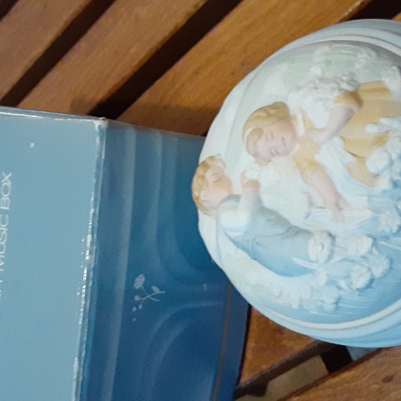 Vintage Avon Golden Dreams Porcelain Music Box - Picture 2 of 6
